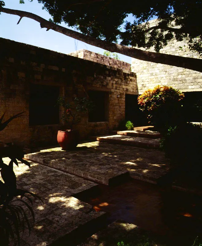 La intimidad de cada lugar se intensifica, como en este patio, por la presencia del agua, las plantas y el colorido de la piedra coralina.