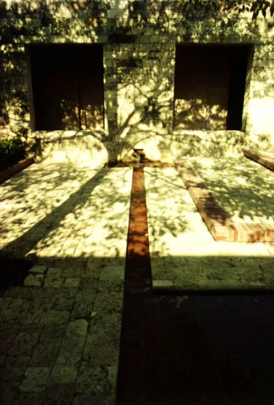 Patio del roble morado. Los vanos aquí y en los otros patios evocan aquellos de los antiguos complejos mayas.