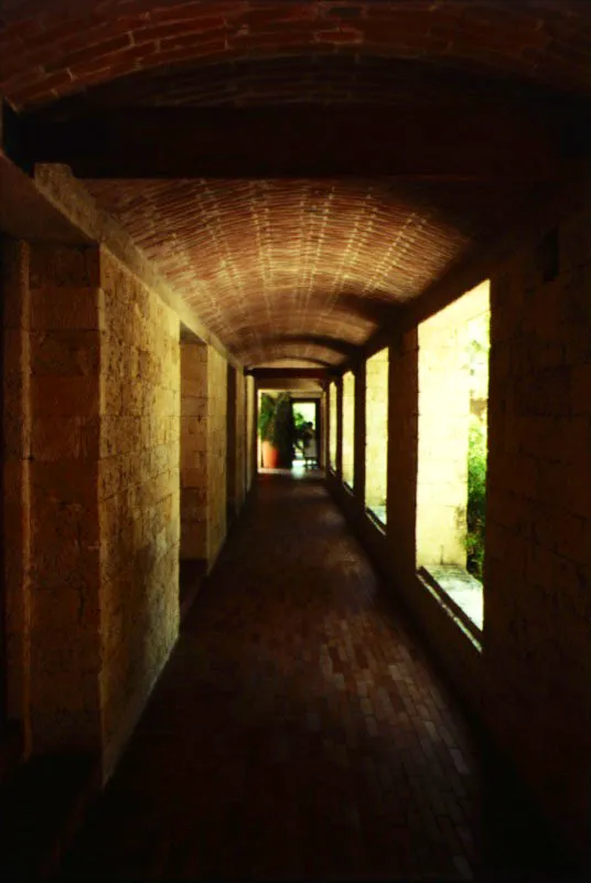 Las galerías en torno a los patios del conjunto constituyen reminiscencias de claustros medievales visitados y estudiados asiduamente por Salmona.