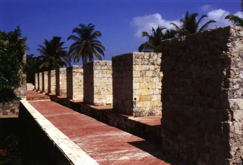 Los salientes que albergan los conductos de aireacin y las claraboyas de los baos, en las alcobas, evocan las aspilleras de las fortificaciones espaolas en el Caribe. 