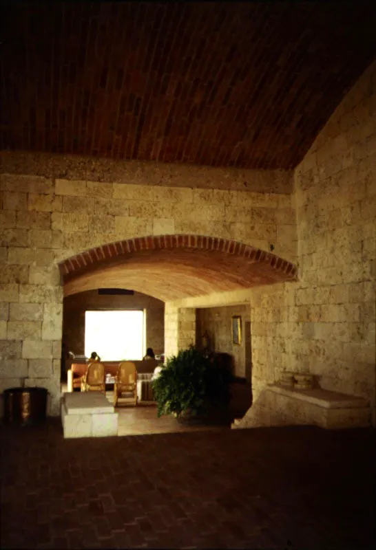 Perspectiva desde el comedor hacia el salón.