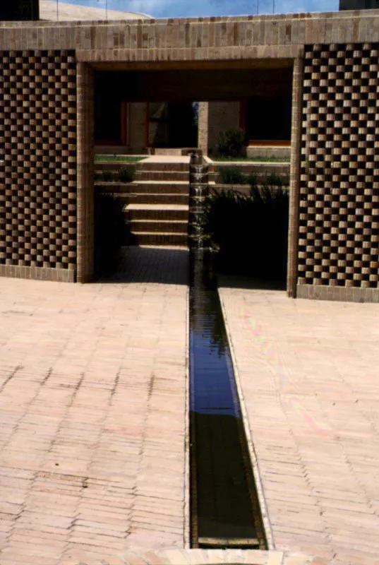 Casa B, Cota. Detalle del tratamiento de superficies en el primer patio. Nótese el muro en celosía de ladrillo.