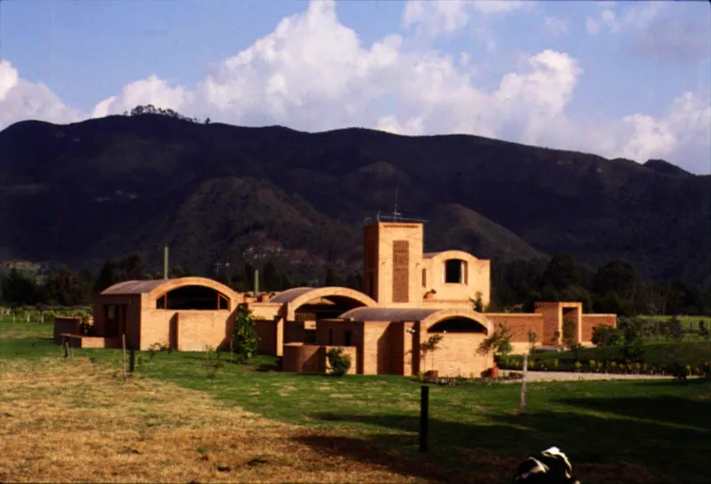 Casa en Tenjo. Salmona es un maestro al inscribir su arquitectura dentro del paisaje. Sus casas se inspiran y acoplan a la hermosura del entorno sabanero.