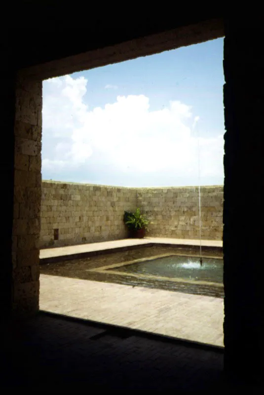 El patio de la fuente donde se dan cita nubes y agua. 