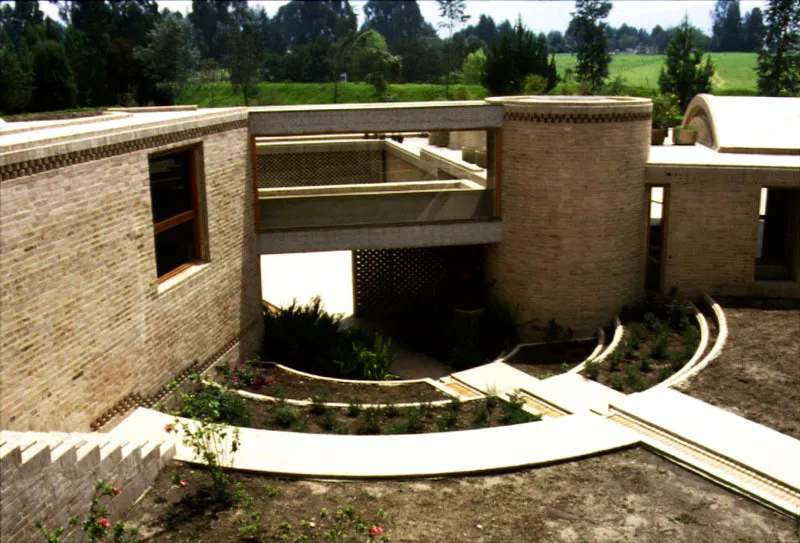 Casa B, Cota. Patio central en el cual atarjea y zona de circulación atraviesan el espacio, prosiguiendo debajo de un puente cubierto que conecta dos alas de la casa.