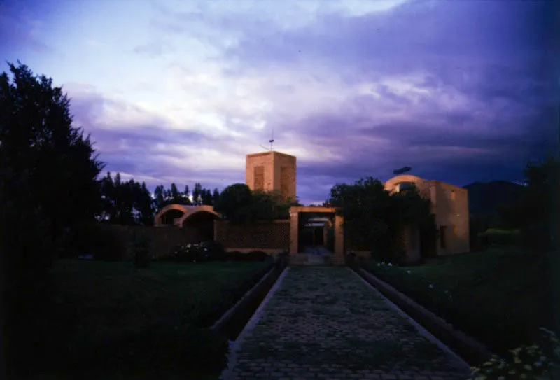 Casa en Tenjo. Salmona es un maestro al inscribir su arquitectura dentro del paisaje. Sus casas se inspiran y acoplan a la hermosura del entorno sabanero.