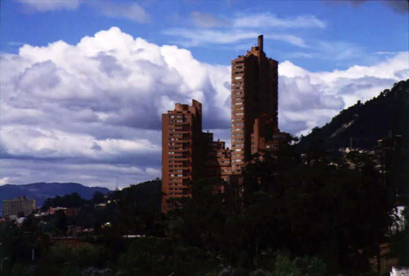 Las Torres emergiendo de la accidentada topografía del Cerro de Monserrate, desde el costado sur.