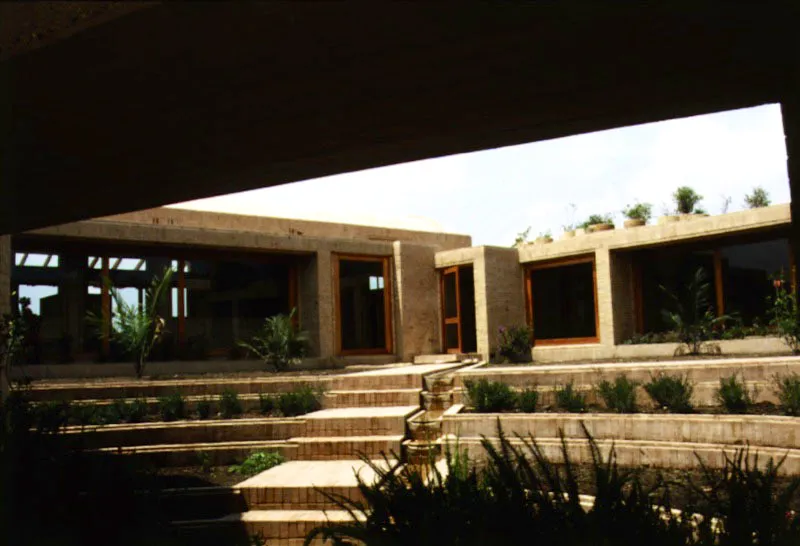 Casa B, Cota. Vista de la atarjea y la zona de circulación desde la parte inferior del puente.