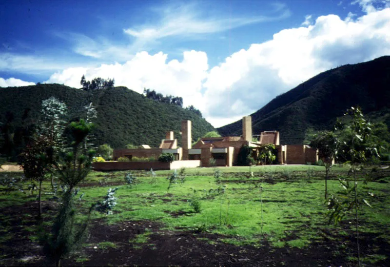 Pasohondo, Tabio. Desde el occidente la casa se demarca en el paisaje de la Sabana.
 