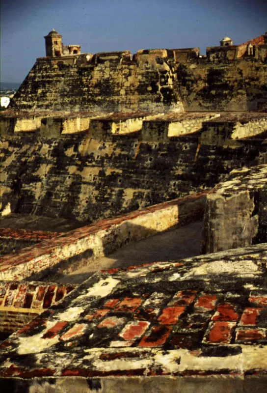 Fuerte de San Felipe de Barajas, Cartagena de Indias. Arquitectura funcional, recia, transformada por el tiempo y los elementos. 