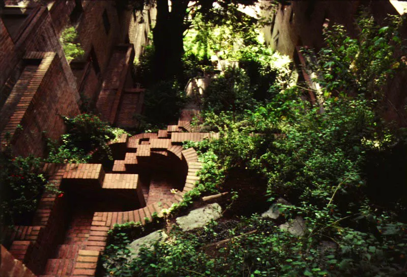 El jardín secreto del conjunto, microcosmos del entorno.