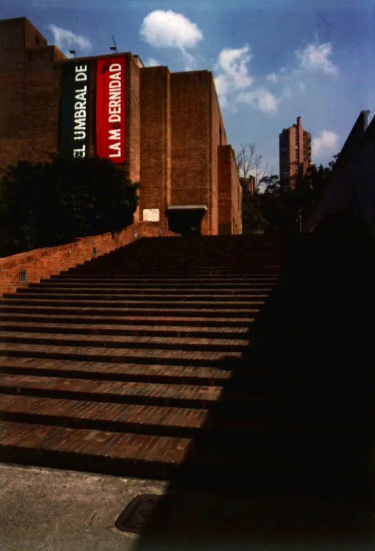 Entrada principal del museo. Nótese el alineamiento con la torre sur del conjunto residencial Torres del Parque.