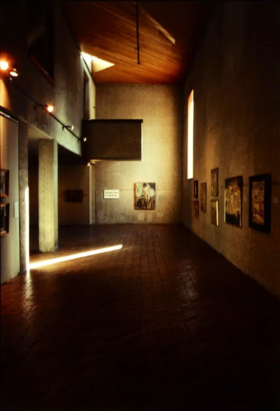 La galería occidental del tercer piso vista a nivel. Nótese el balcón en voladizo, reminiscencia de la arquitectura