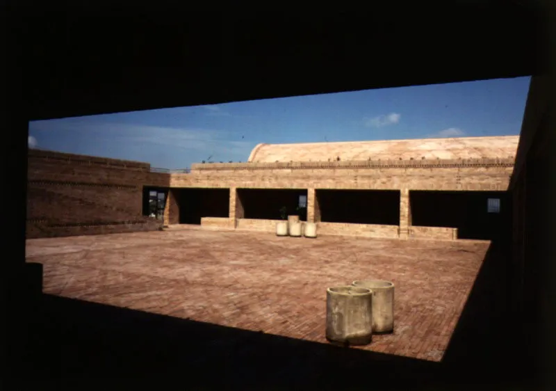 Plazoleta ceremonial del Centro Comunal, conformada por galerías y medias bóvedas.