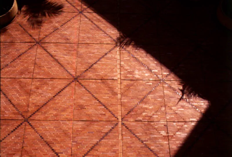 Detalles constructivos del manejo del ladrillo en muros y escaleras del acceso al patio central y en el piso de la plataforma de entrada al conjunto.  