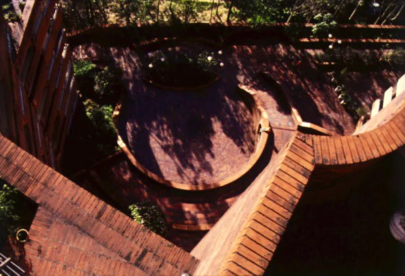 La curvatura de los edificios se desarrolla alrededor de la planta circular de las plataformas y pisos de la primera planta de espacio público, diseñados también en ladrillo con particular preciosismo.