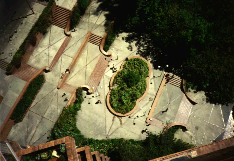 Escaleras a escala del conjunto que le dan acceso por el costado sur y lo separan e integran a la vez al Parque de la Independencia. 