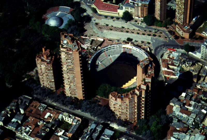 El conjunto residencial que abraza la Plaza de Toros visto desde el aire por sus costados oriental y suroccidental, respectivamente.