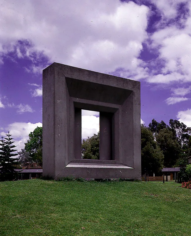 La nueva dimensión / 1976 /
Escultura en concreto a la vista / 240 x 240 x 60 cm / Colegio Anglo Colombiano, Bogotá Óscar Monsalve
