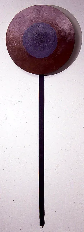 Flor de Luto (Homenaje a Marta Traba) / 1983 / Óleo sobre lienzo y cinta de falla / Diámetro 50 cm Óscar Monsalve