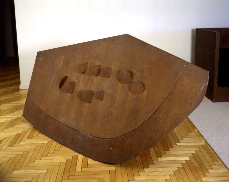 Sandía / 2000 / Escultura en lámina de hierro / 110 x 240 x 90 cm Óscar Monsalve