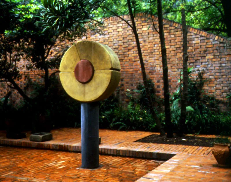 Girasol / 1986 / Escultura en concreto 
con color integral / 240 x 110 x 40 cm scar Monsalve