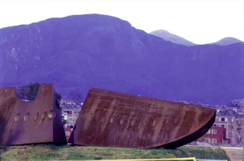 Patillas de La Cordialidad / 2000 / Escultura en lámina de hierro / 1400 cm x 140 cm x 200 cm / Parque el Tunal, Bogotá. Cristóbal von Rothkirch