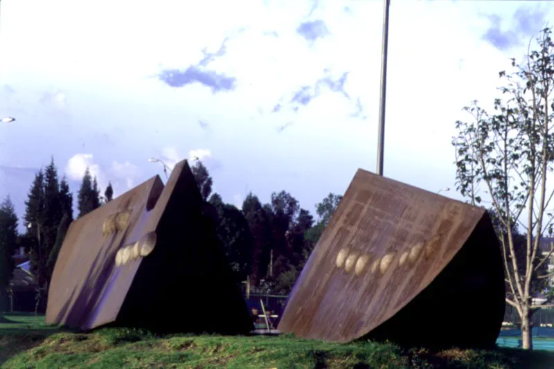 Patillas de La Cordialidad / 2000 / Escultura en lámina de hierro / 1400 cm x 140 cm x 200 cm / Parque el Tunal, Bogotá. Cristóbal von Rothkirch