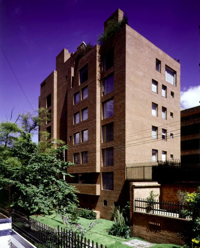 Edificio de Apartamentos El Chic.
El Chic, Bogot D.C. 1997 