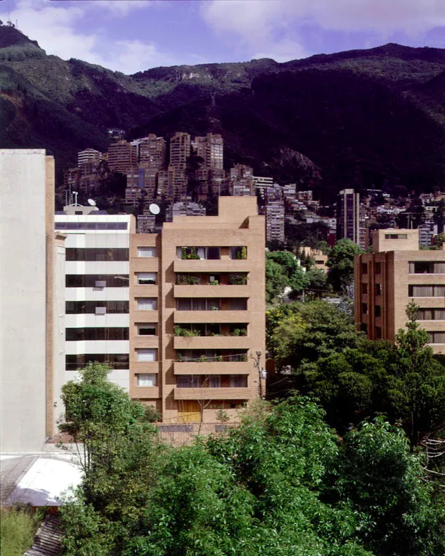 Edificio de Apartamentos El Chic.
El Chic, Bogot D.C. 1997 