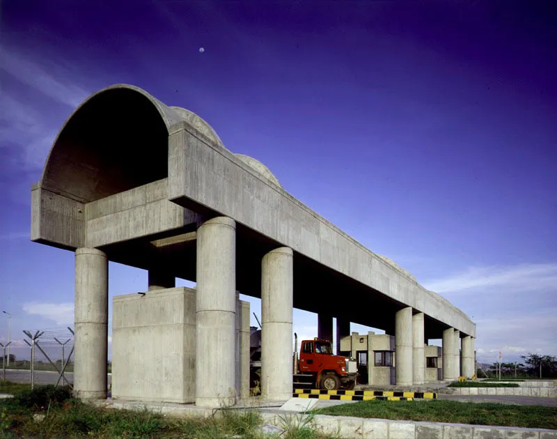 Edificio de Oficinas y Portería de Cementos El Diamante.
Ibagué, Tolima. 1994