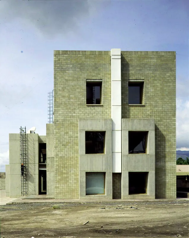 Edificio de Oficinas y Portería de Cementos El Diamante.
Ibagué, Tolima. 1994