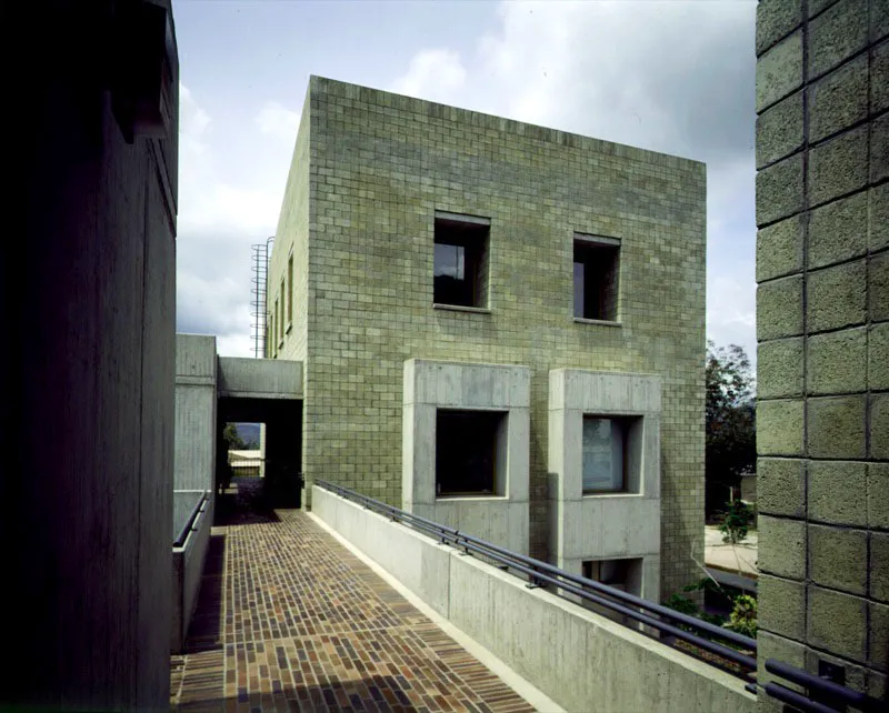 Edificio de Oficinas y Portería de Cementos El Diamante.
Ibagué, Tolima. 1994