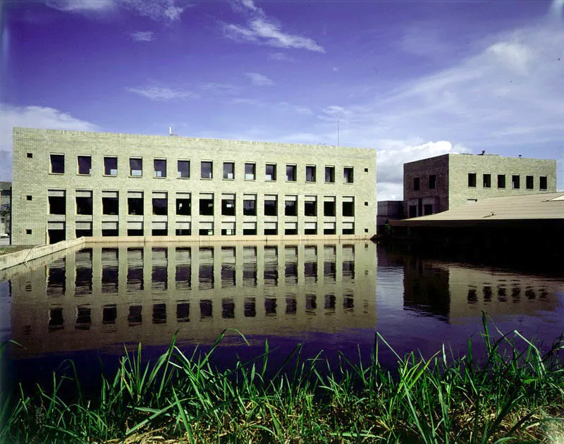 Edificio de Oficinas y Portera de Cementos El Diamante.
Ibagu, Tolima. 1994 