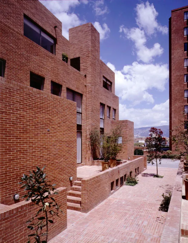 Conjunto Residencial Plaza Vallarta.
Bogotá D.C. 1999