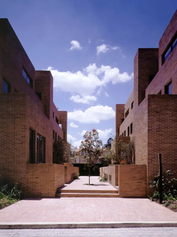 Conjunto Residencial Plaza Vallarta.
Bogotá D.C. 1999