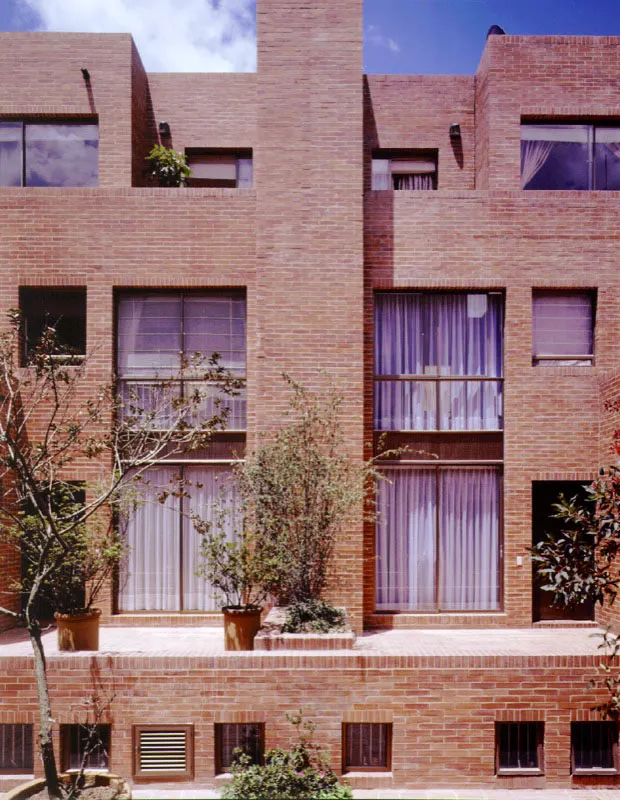 Conjunto Residencial Plaza Vallarta.
Bogotá D.C. 1999