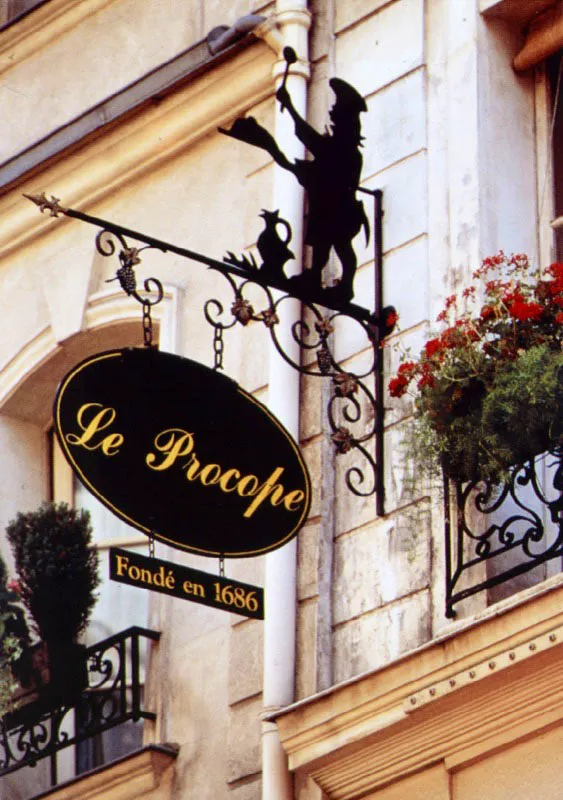 Rótulo de Le Procope, primer café fundado en 1686 en el barrio de Saint-Germain, París, que todavía existe hoy.
