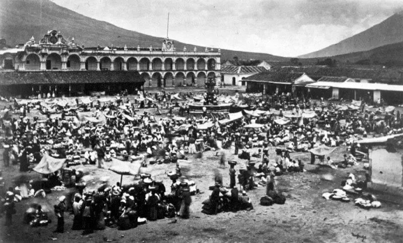 Plaza central con mercado en La Antigua Guatemala. Fotografía de Eadweard Muybridge, 1875.