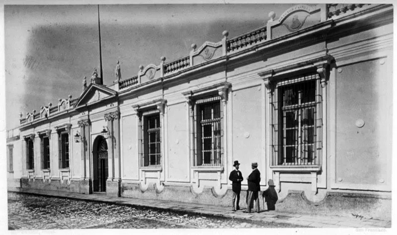 Exterior del edificio de la Sociedad Económica. Al ser clausurada en 1881, su edificio fue ocupado por la Asamblea Legislativa, y hasta la fecha se encuentra instalado allí el Congreso de la República. Fotografía de Eadweard Muybridge, 1875