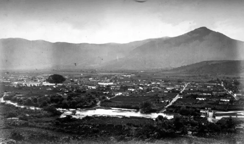 Vista sobre Amatitlán con el río Michatoya. Allí se ensayaron los primeros cultivos de café. Fotografía de Eadweard Muybridge, 1875.