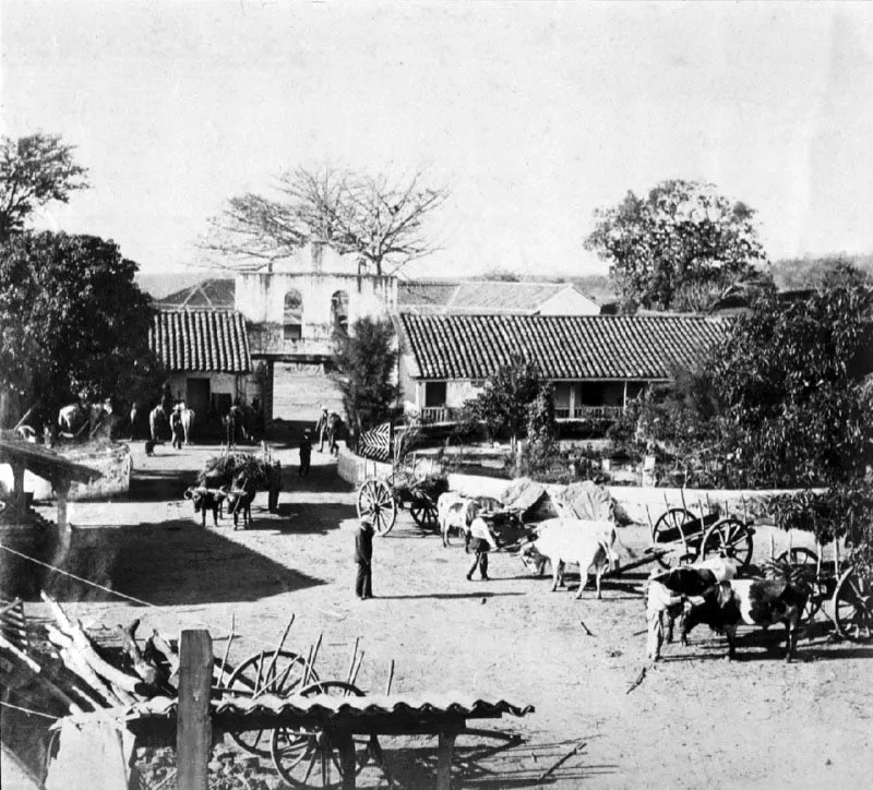 Casco de la finca Cerro Redondo, Santa Rosa, que produjo caña y café. Esta finca fue adquirida por la Orden de los Mercedarios en 1623, la Orden de los Dominicos en 1711, y el nicaragüense Saturnino Tinoco en 1866. Fotografía de Joaquín Alcain, ca. 1886.