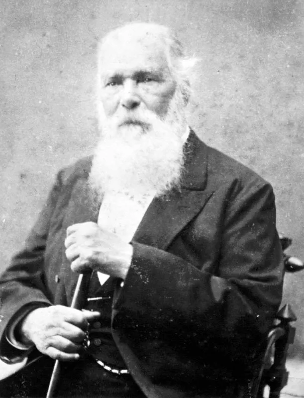 Saturnino Tinoco, nicaragüense, salió al exilio a Costa Rica, donde aprendió la caficultura. Después vino a radicar a Guatemala, donde en 1866 compró la finca Cerro Redondo, Santa Rosa, donde cultivó caña y café.
