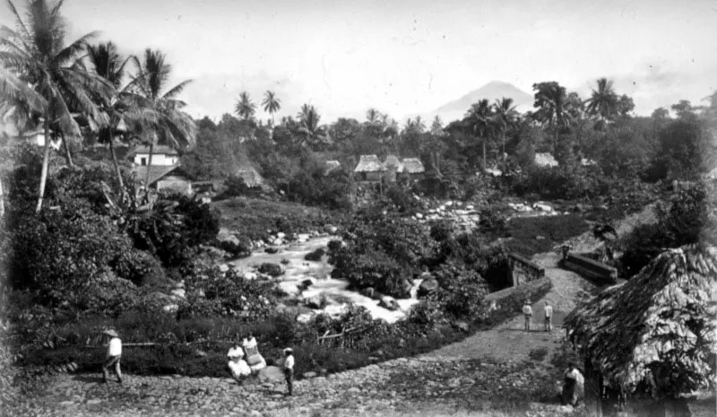 Vista de las afueras de Mazatenango, Suchitepéquez. En sus alrededores surgieron varias fincas importantes
de café. Fotografía de Eadweard Muybridge, 1875.