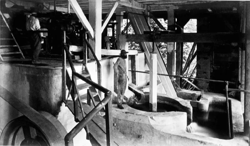 Maquinaria para el despulpe y tanques de fermentación del café