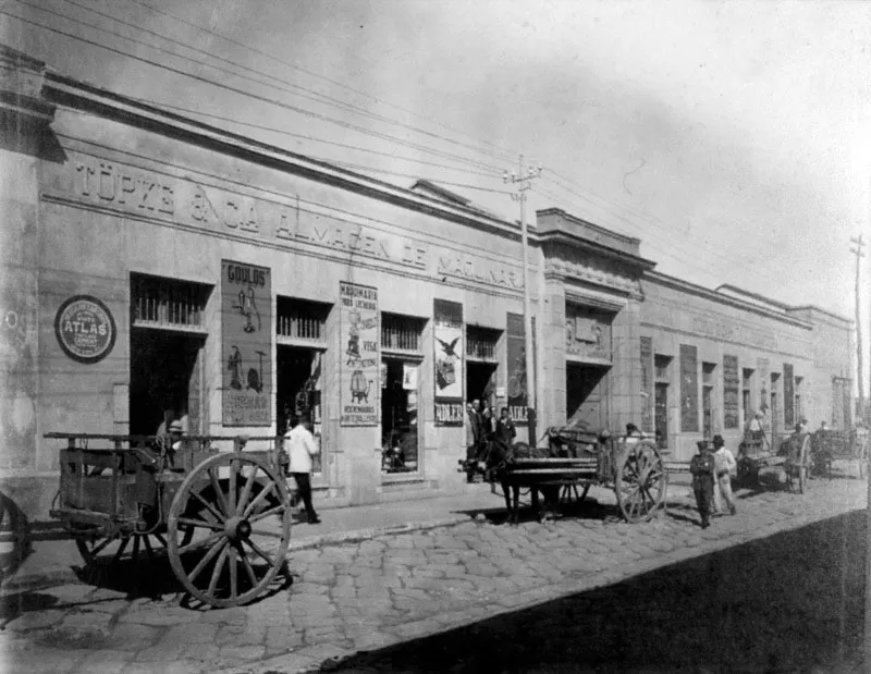 Edificio de Maquinaria Töpke, ubicado anteriormente en la 7a. Avenida y 8a. Calle, Zona 1, Ciudad de Guatemala. 1935.
