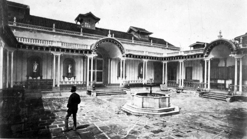 Patio interior de la Sociedad Económica (hoy edificio del Congreso de la República), cuya Comisión de Agricultura impulsó la caficultura en la década de 1860.