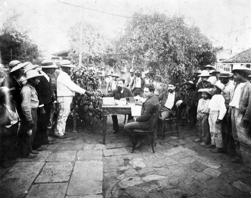 Mesa de pago del jornal de los mozos, en la finca Cerro Redondo, Santa Rosa, ca. 1890. 