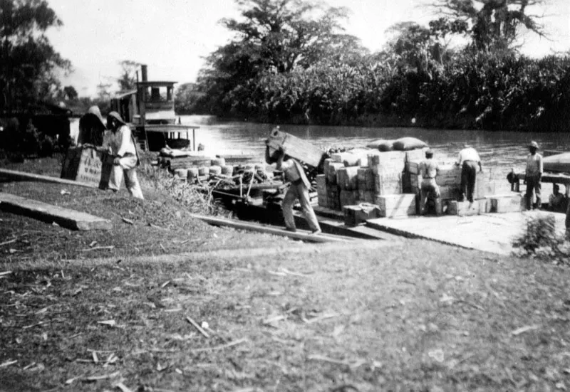 Trabajadores descargando en el Puerto de Panzós, sobre el río Polochic.
