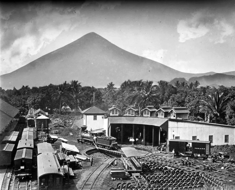 Estación del ferrocarril en Escuintla, con el volcán de Agua al fondo. Fotografía de Joaquín Alcain, ca. 1886.